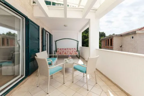 Natkriveni balkon sa garniturom za sjedenje i ljuljaškom. - image 12