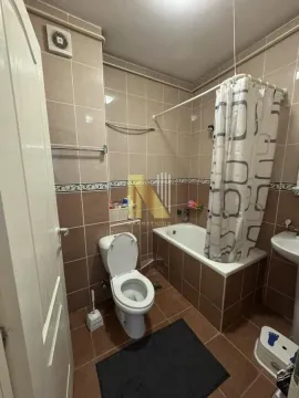 Kupatilo obloženo keramičkim pločicama sa kadom i wc šoljom. - image 27