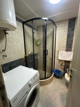 Kupatilo sa tuš kabinom, veš mašinom i bojlerom. - image 10