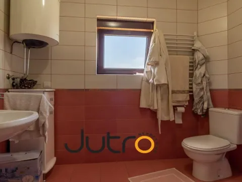 Izdavanje, kuća, 320m², Donja Gorica, Podgorica - image 18