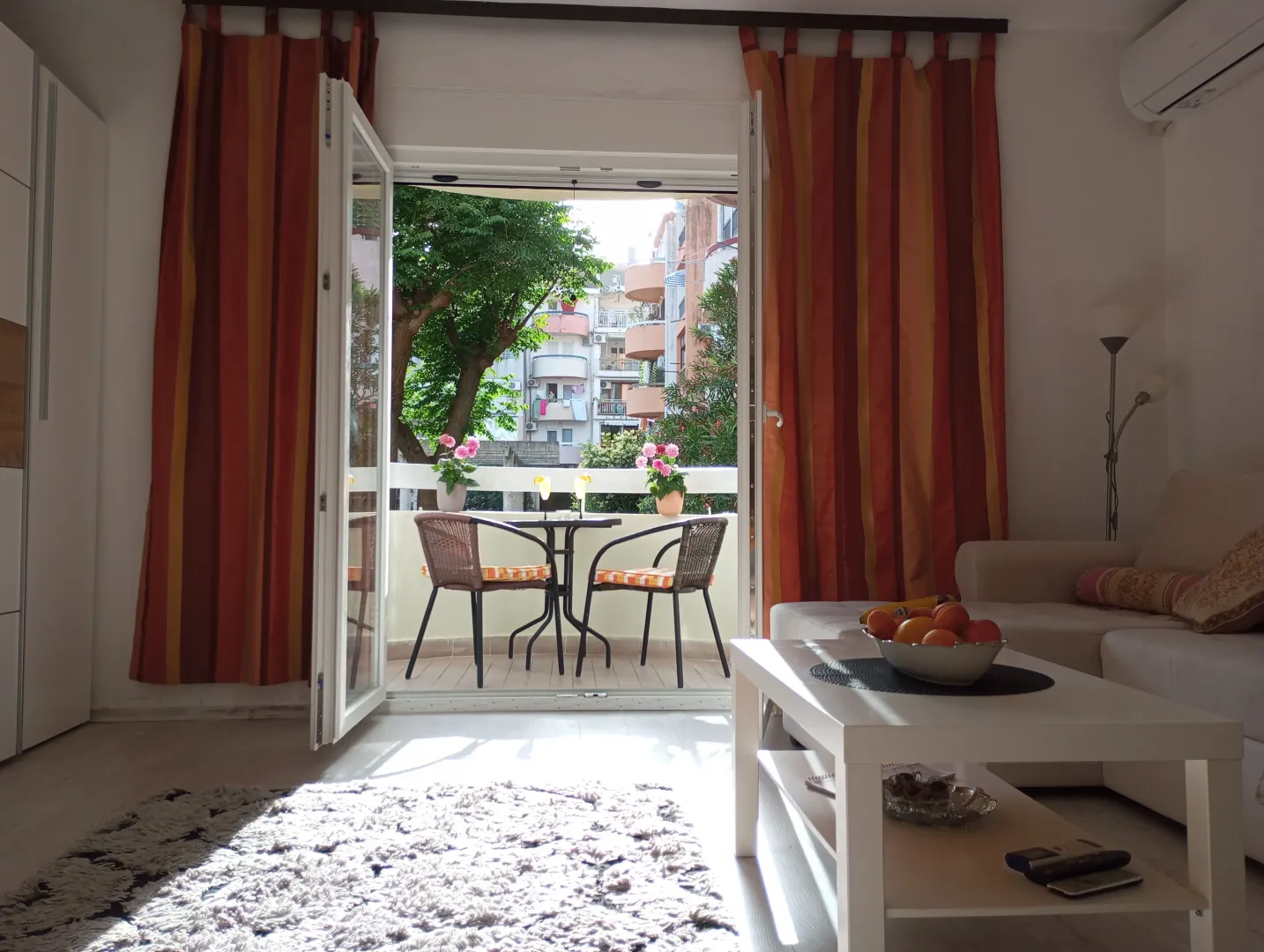 Living room with access to a balcony and a seating set.