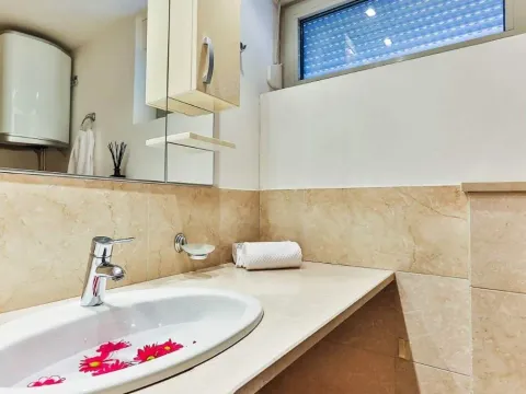 Sale, two bedroom apartment, 85m², Budva, Crna Gora - image 16