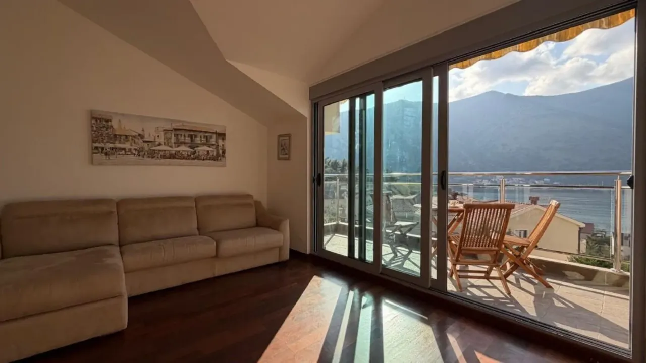 Sale, two bedroom apartment, 62m², Dobrota, Kotor