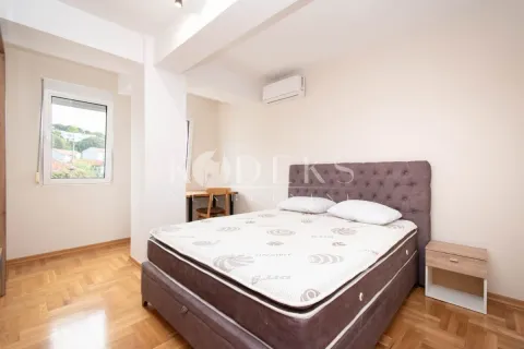 Namještena spavaća soba sa bračnim krevetom, noćnim stočićem i radnim kutkom. - image 6