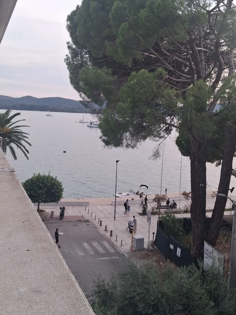 Pogled na more i šetalište sa terase.