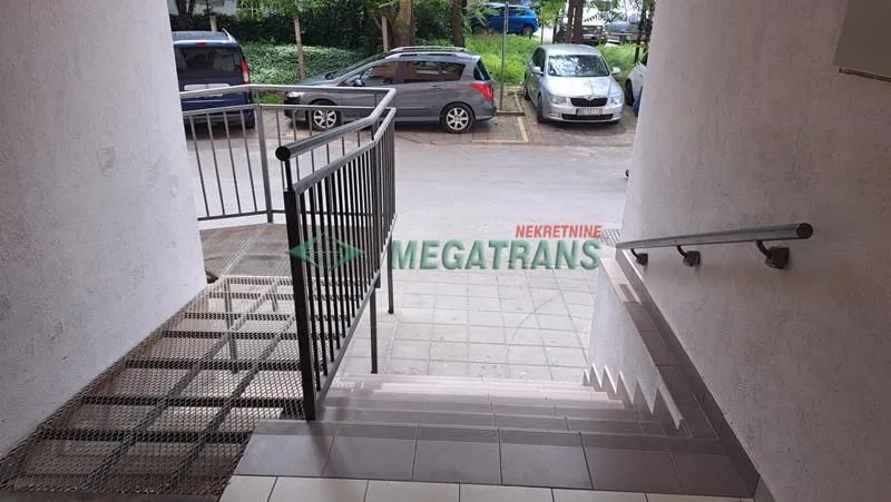 Izdavanje, dvosoban stan, 42m², Centar, Novi Sad
