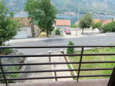 Pogled na ulicu, dvorište i zaliv sa terase. - image 2