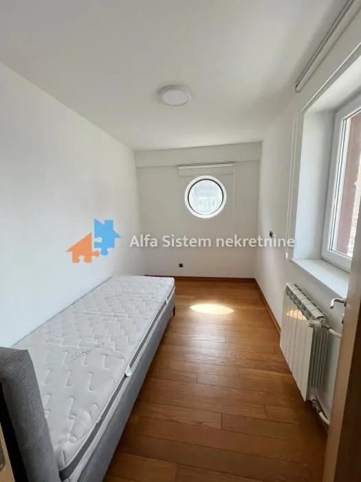 Izdavanje, četvorosoban stan, 80m², Savski Venac, Beograd