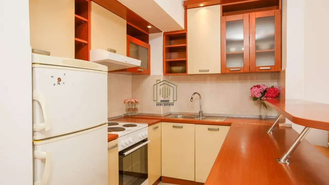 Izdavanje, dvosoban stan, 70m², Dobrota, Kotor