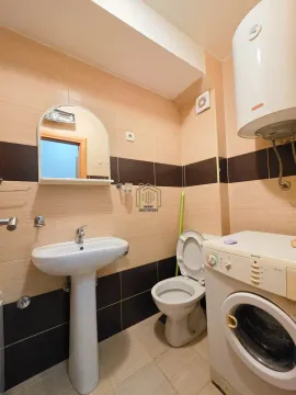 Kupatilo opremljeno umivaonikom, WC šoljom, bojlerom i veš mašinom. - image 4