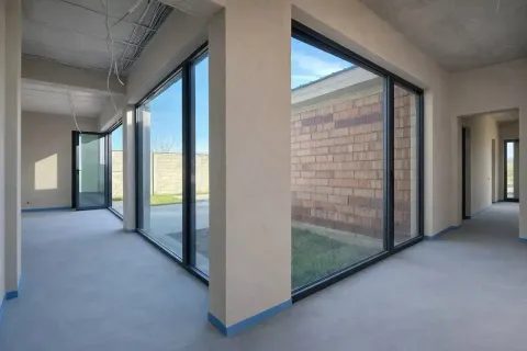 Unutrašnjost nenamještenog prostora u izgradnji sa velikim prozorima. - image 6