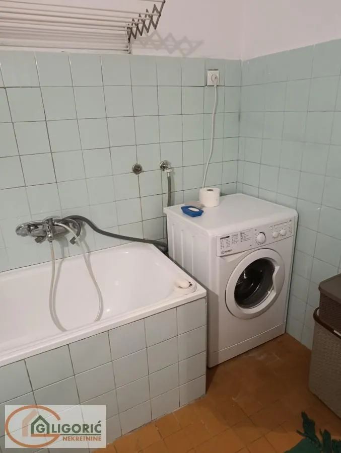 Kupatilo sa kadom i veš mašinom.