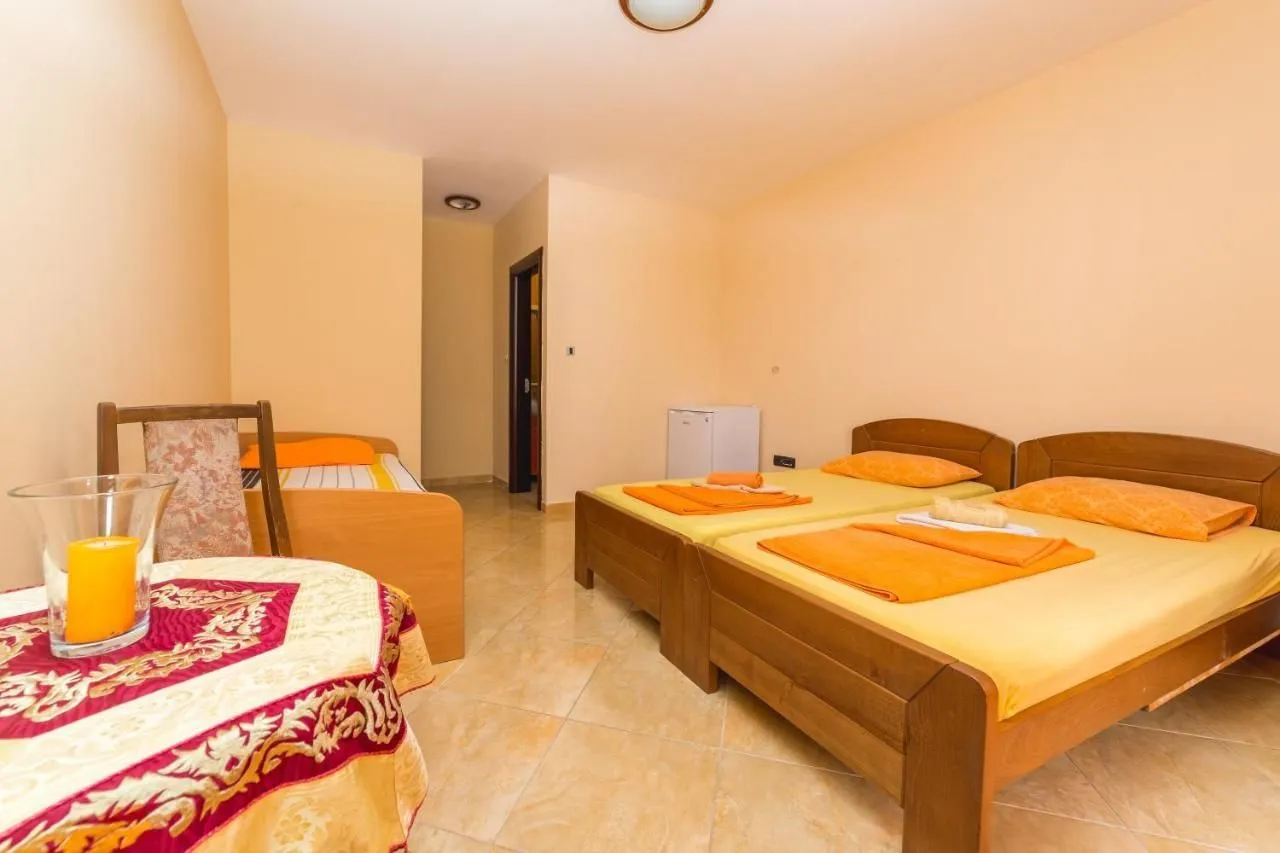 Izdavanje, kuća, 300m², Dubovica, Budva