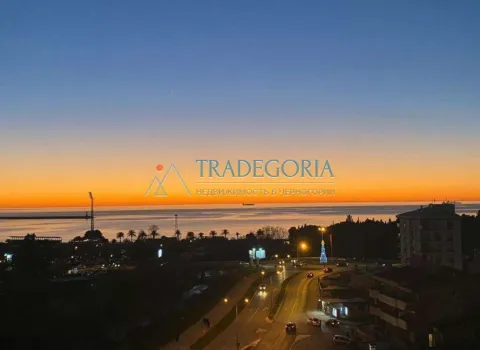 Pogled na more i gradski pejzaž u sumrak. - image 28