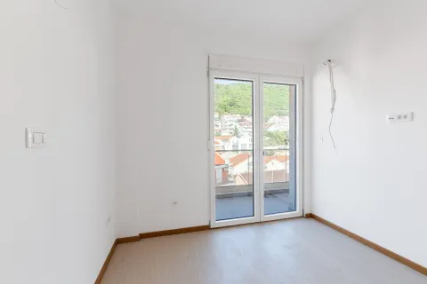 Prazna neopremljena prostorija sa bijelim zidovima i balkonskim vratima. - image 12