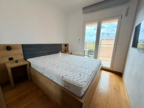 Svijetla spavaća soba sa bračnim krevetom i izlazom na terasu. - image 8