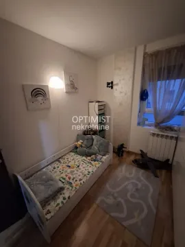 Dečja soba sa krevetom, igračkama i prozorom. - image 16