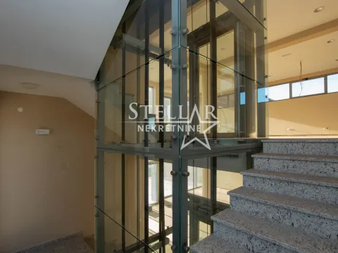 Izdavanje, poslovni prostor, 386m², Gornja Gorica, Podgorica - image 12