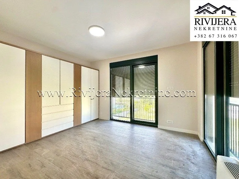 Empty bedroom with a large built-in wardrobe and access to the terrace.