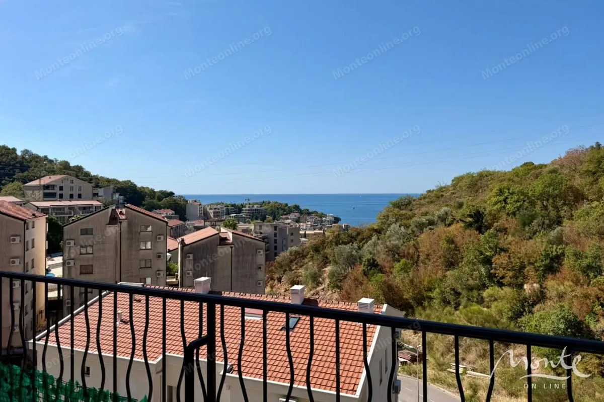 Pogled na more i okolno naselje sa terase.