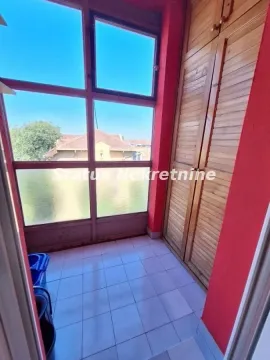 Zastakljena terasa sa drvenim ormanom i keramičkim pločicama na podu. - image 5