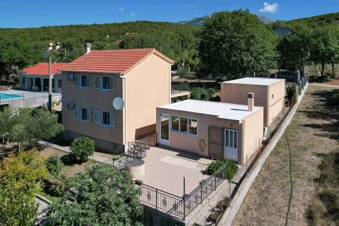 Pogled iz vazduha na kuću sa dvorištem i pomoćnim objektom. - image 54