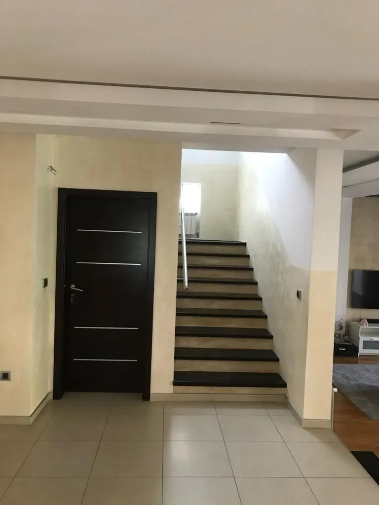 Izdavanje, kuća, 300m², Zemun Sve Podlokacije, Beograd