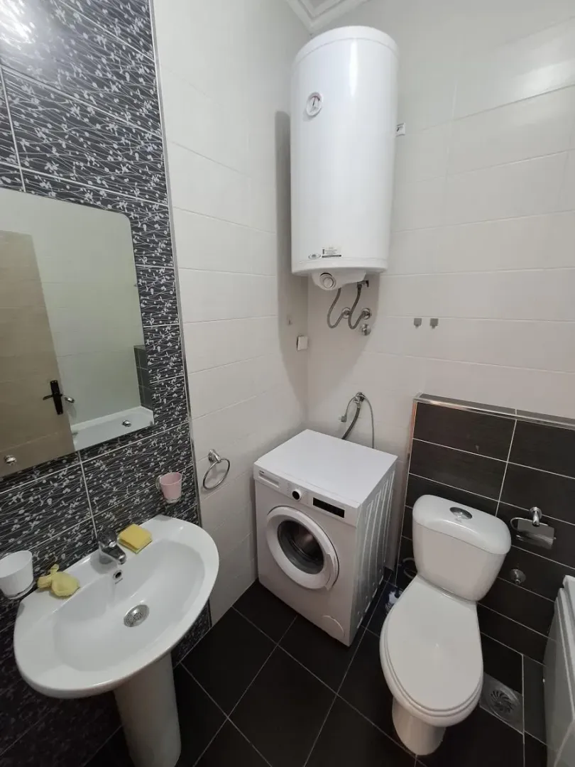 Kupatilo opremljeno umivaonikom, wc šoljom, mašinom za veš i bojlerom.