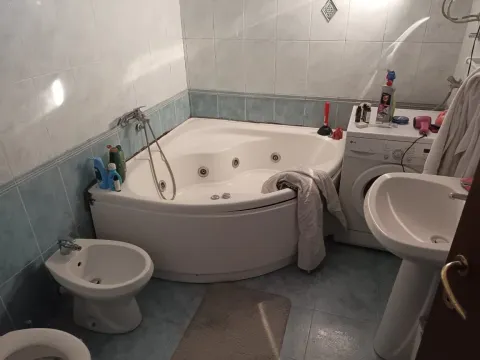 Kupatilo opremljeno ugaonom hidromasažnom kadom, umivaonikom i bideom. - image 11