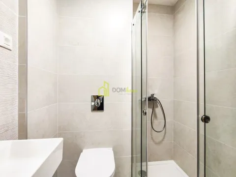 Moderne kupatilo sa tuš kabinom, WC šoljom i umivaonikom. - image 2
