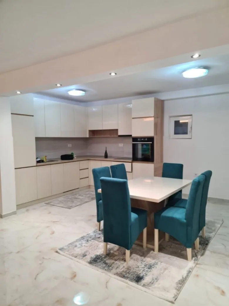 Izdavanje, trosoban stan, 150m², Gradiošnica, Tivat