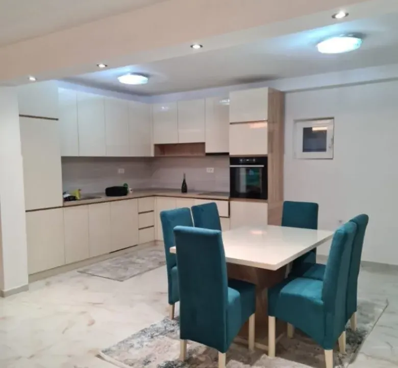 Izdavanje, trosoban stan, 150m², Gradiošnica, Tivat