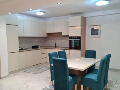 Izdavanje, trosoban stan, 150m², Gradiošnica, Tivat - image 1