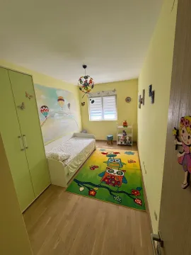 Dječja soba sa krevetom, ormarom i šarenim tepihom. - image 15