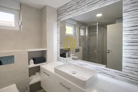 Moderno opremljeno kupatilo sa umivaonikom i tuš kabinom. - image 7