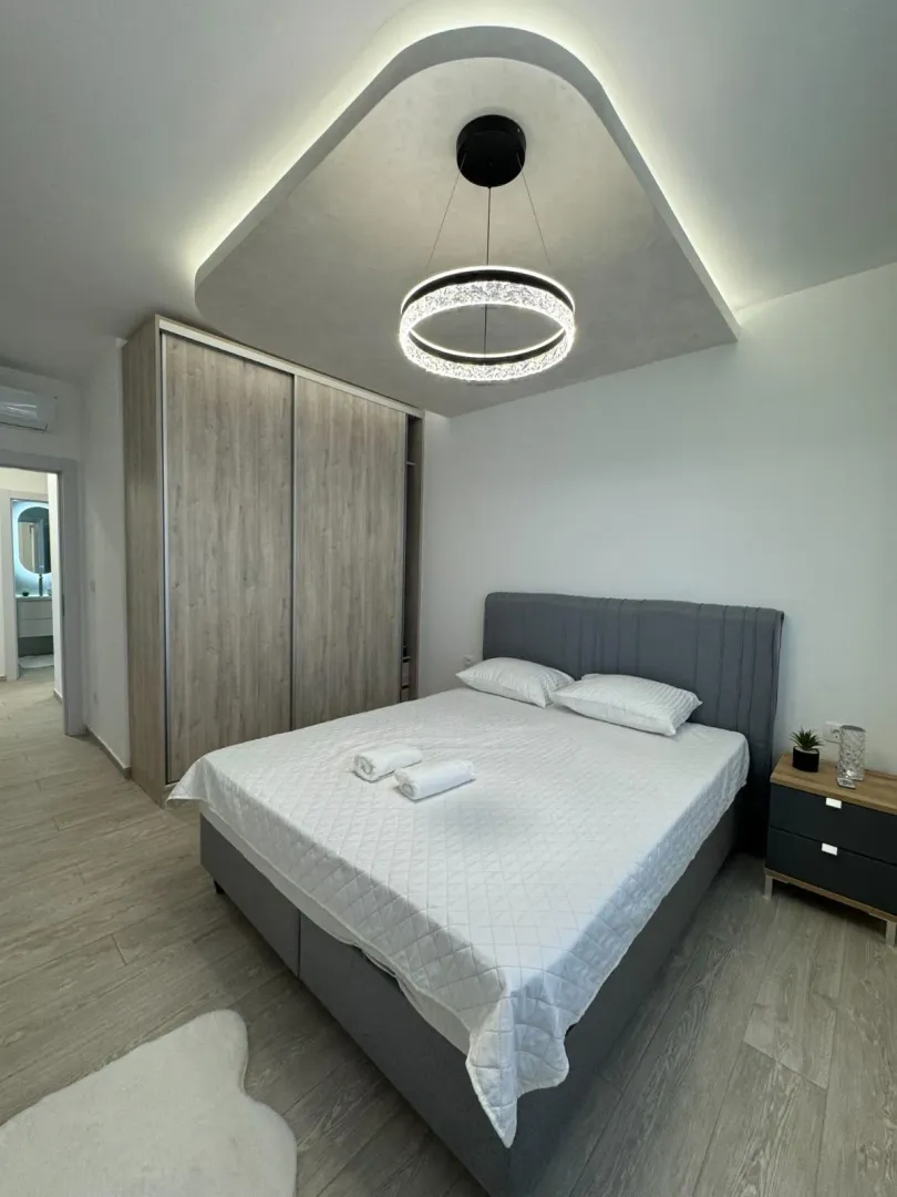 Izdavanje, dvosoban stan, 74m², Bečići, Budva
