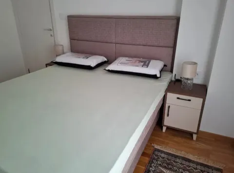 Namještena spavaća soba sa bračnim krevetom i noćnim stočićem. - image 5