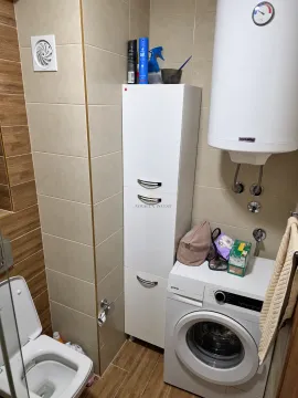 Kupatilo sa wc šoljom, mašinom za veš, ormarićem i bojlerom. - image 8