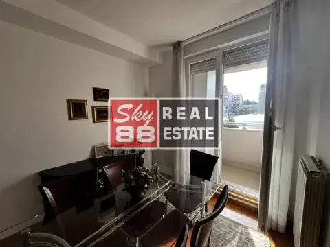 Trpezarija sa staklenim stolom i izlazom na balkon. - image 8
