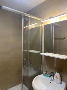 Moderno opremljeno kupatilo sa tuš kabinom i umivaonikom. - image 7
