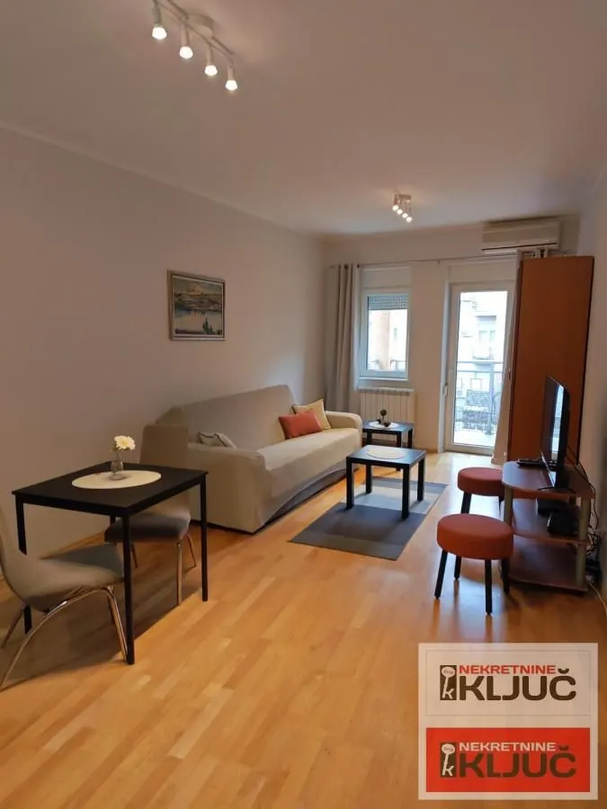 Izdavanje, garsonjera, 39m², Bulevar Oslobodjenja, Novi Sad Sve Podlokacije