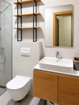 Moderno opremljeno kupatilo sa tuš kabinom, umivaonikom i zidnim policama. - image 10