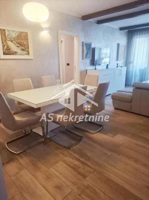 Dnevna soba sa trpezarijom i garniturom za sedenje.