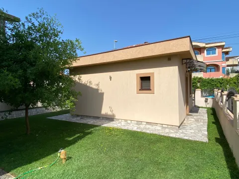 Pogled na spoljašnjost kuće sa uređenim dvorištem i travnjakom. - image 3