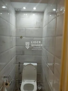 Manje kupatilo obloženo keramičkim pločicama sa WC šoljom. - image 13