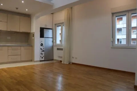 Izdavanje, trosoban stan, 70m², City Kvart, Podgorica - image 3