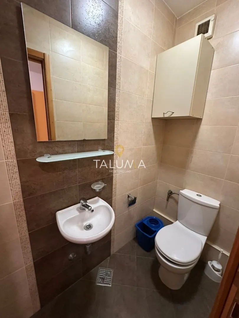 Smaller bathroom with a washbasin, mirror, and toilet.