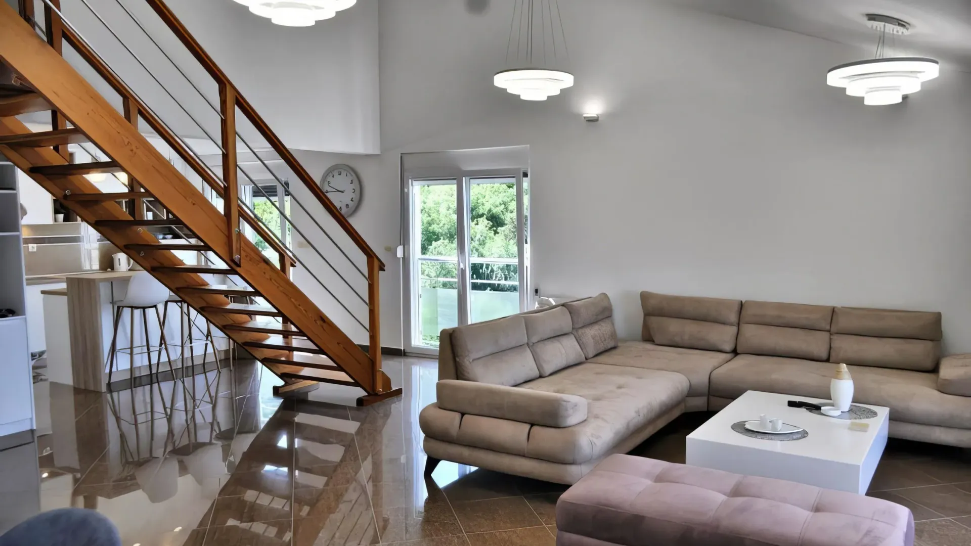 Izdavanje, trosoban stan, 150m², Pržno, Budva