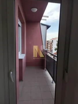 Pogled na natkrivenu terasu sa keramičkim pločicama i ogradom. - image 7