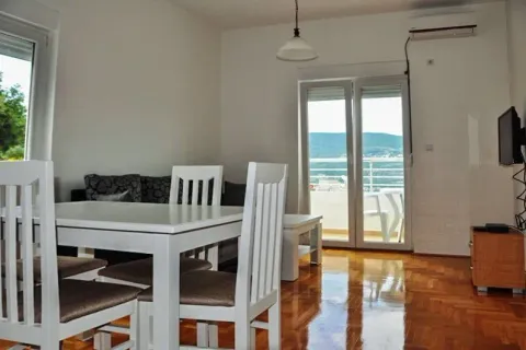 Svijetla dnevna soba sa trpezarijskim stolom i izlazom na balkon. - image 12